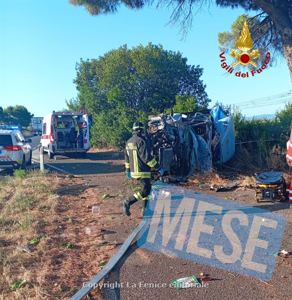 CAMION SI RIBALTA, SERVE L'INTERVENTO DEI VIGILI DEL FUOCO